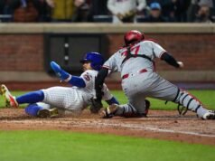 Shortstop Mets Francisco Lindor meninggalkan pertandingan karena cedera di betis kirinya dan akan menjalani MRI pada hari Kamis