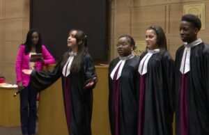 di Senat, siswa sekolah menengah mendiskusikan kebebasan berbicara dalam kompetisi pidato