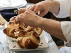 Eva Longoria merayakan Sabat bersama keluarga Yahudi Alsatian untuk acaranya In Search of France