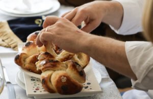 Eva Longoria merayakan Sabat bersama keluarga Yahudi Alsatian untuk acaranya In Search of France