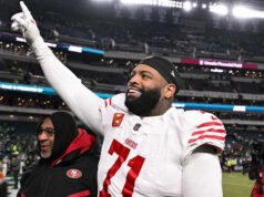 49ers menyetujui kontrak dua tahun senilai $50 juta dengan bintang kiri yang menangani Trent Williams