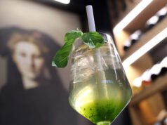 Koktail pala Alsatian dari bar “L’Alsace à Ver”