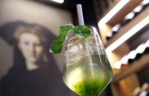 Koktail pala Alsatian dari bar “L’Alsace à Ver”