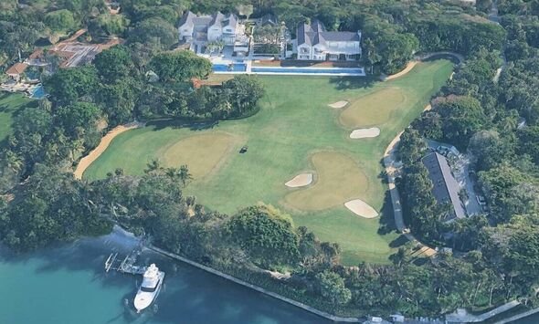 Rumah Tiger Woods dengan kapal pesiarnya di dermaga Rumah Tiger Woods dengan kapal pesiarnya di dermaga