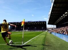 Pertandingan kejuaraan meletus menjadi kekacauan saat botol dilempar ke wasit setelah kartu merah | Sepak Bola | olahraga