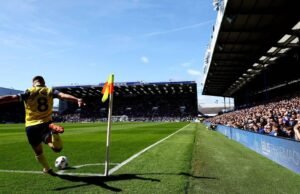 Pertandingan kejuaraan meletus menjadi kekacauan saat botol dilempar ke wasit setelah kartu merah | Sepak Bola | olahraga