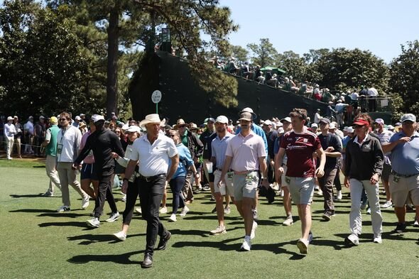 Greg Norman berjalan bersama para tamu di Augusta National