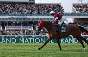 Joki Grand National mengalami patah tulang selangka setelah kuda terguling | Ras | olahraga