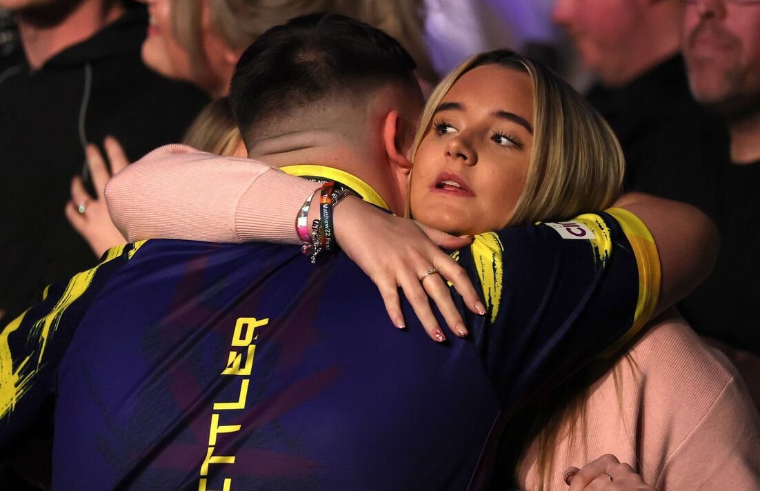 Luke Littler memeluk Faith Millar