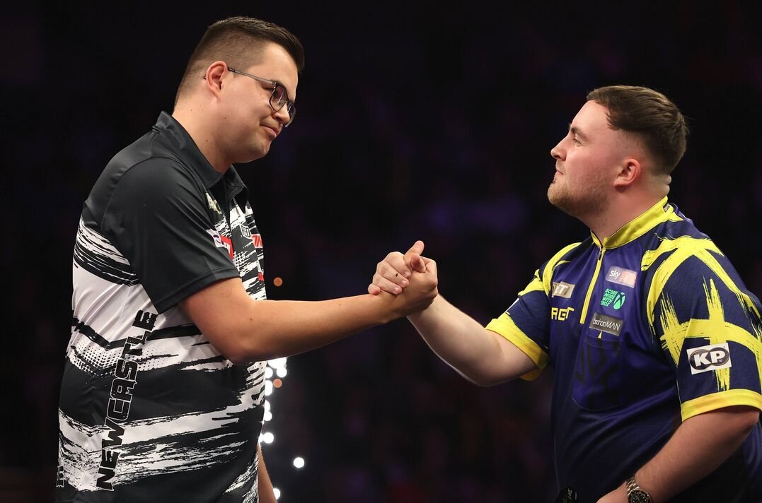 Luke Littler mengucapkan selamat kepada Gian Van Veen