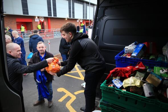 Fans menyumbangkan makanan ke bank makanan di luar Anfield