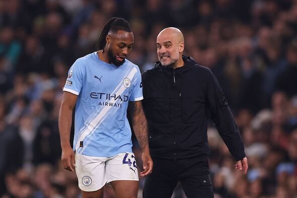 Manajer Manchester City Pep Guardiola berinteraksi dengan Antoine Semenyo dari Manchester City selama pertandingan Liga Premier