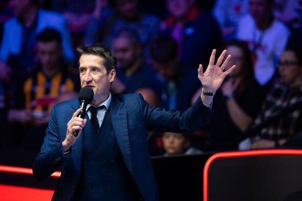 MC Rob Walker berbicara kepada penonton pada hari pertama Kejuaraan Snooker Dunia Halo di Cru