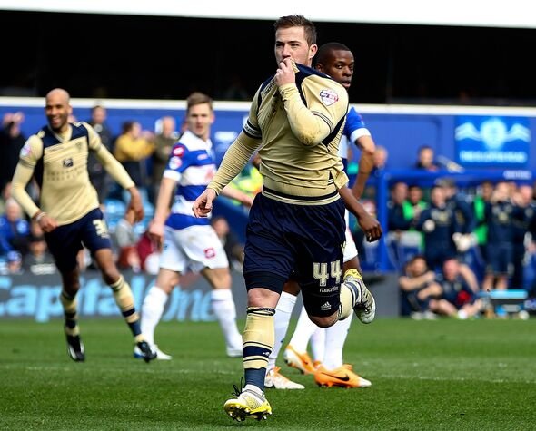 Ross McCormack merayakan golnya untuk Leeds United