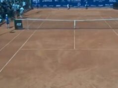 Bintang tenis berdiri di depan penggemar dalam insiden yang marah karena wasit terpaksa turun tangan | Tenis | olahraga