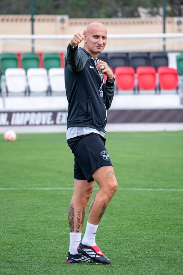 Jonjo Shelvey di lapangan sepak bola