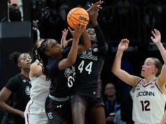Carolina Selatan mengalahkan UConn 62-48 untuk melaju ke perebutan gelar NCAA, mematahkan rekor kemenangan beruntun 54 pertandingan Huskies