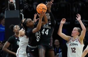 Carolina Selatan mengalahkan UConn 62-48 untuk melaju ke perebutan gelar NCAA, mematahkan rekor kemenangan beruntun 54 pertandingan Huskies