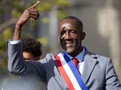 “Pertukaran yang ramah dan republik”, kaos “Hentikan rasisme” sebagai hadiah… bagaimana pertemuan antara Emmanuel Macron dan Bally Bagayoko berlangsung