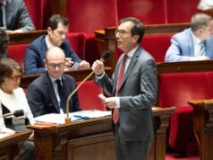 Pekerjaan pada tanggal 1 Mei: pemerintah yang berada di bawah tekanan menyerah