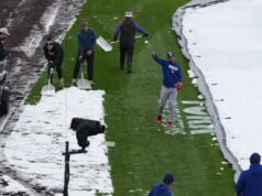 Ada hujan salju yang mengejutkan di Coors Field pada pertengahan April saat seri Dodgers-Rockies dimulai dengan awal yang sangat dingin