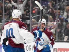 Avalanche mencetak dua gol keberuntungan, menahan Kings 4-2 dan memimpin 3-0