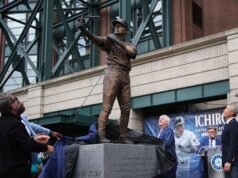 Sebuah kecelakaan terjadi pada peresmian patung Ichiro Suzuki ketika raket pecah saat upacara