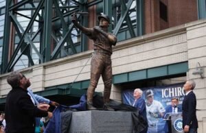 Sebuah kecelakaan terjadi pada peresmian patung Ichiro Suzuki ketika raket pecah saat upacara