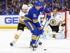 Sabres mencetak empat gol di babak ketiga dan mengalahkan Bruins 4-3 di pertandingan pembuka playoff mereka