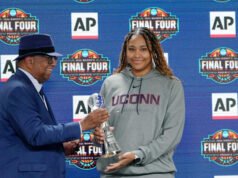 Bintang mahasiswa tahun kedua UConn Sarah Strong dinobatkan sebagai pemain bola basket perguruan tinggi wanita terbaik AP tahun ini