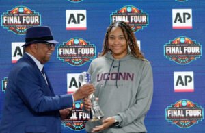 Bintang mahasiswa tahun kedua UConn Sarah Strong dinobatkan sebagai pemain bola basket perguruan tinggi wanita terbaik AP tahun ini