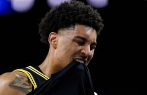 Bintang Michigan Yaxel Lendeborg berguling dan mengalami cedera lutut saat kemenangan Final Four Wolverines