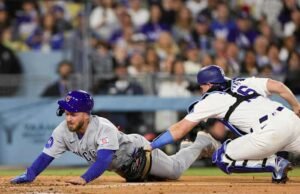 Ledakan 2 kali Swanson pada inning ke-9 memicu kemenangan comeback Cubs, yang ke-10 berturut-turut