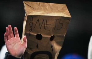 Penggemar Mets sebagian besar tinggal di rumah tetapi memenuhi Citi Field dengan ejekan di akhir pertandingan saat selip di New York mencapai 12 pertandingan