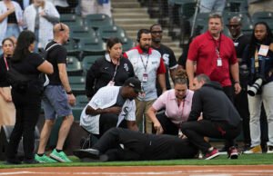 Penyanyi yang memimpin perayaan Jackie Robinson pingsan sebelum pertandingan White Sox melawan Rays