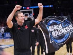 Fred Hoiberg dari Nebraska dinobatkan sebagai Associated Press Coach of the Year setelah musim terobosannya