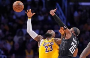 Kennard mencetak 27 poin, LeBron memimpin Lakers meraih kemenangan mengejutkan 107-98 atas Rockets di pembuka playoff