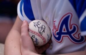 Diperlakukan seperti raja dan kemudian dilempar ke langit: ketika Anda memikirkan bisbol Amerika