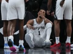 Victor Wembanyama meninggalkan pengadilan untuk diperiksa karena gegar otak setelah terjatuh terlebih dahulu ke pengadilan