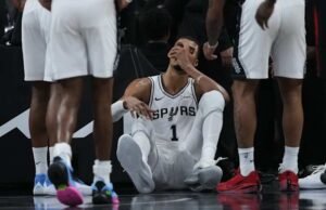 Victor Wembanyama meninggalkan pengadilan untuk diperiksa karena gegar otak setelah terjatuh terlebih dahulu ke pengadilan