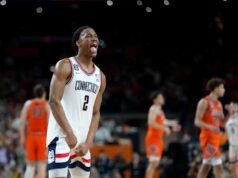 UConn mencapai pertandingan perebutan gelar nasional ketiga dalam empat musim, mengalahkan Illinois 71-62 di belakang Mullins dan Reed