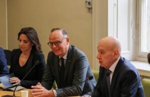 Edouard Philippe mengamati pemilihan presiden di hadapan Senator Horizons