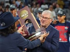 Geno Auriemma memimpin tim UConn yang tak terkalahkan ke Final Four untuk kesembilan kalinya