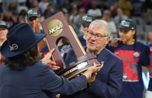 Geno Auriemma memimpin tim UConn yang tak terkalahkan ke Final Four untuk kesembilan kalinya
