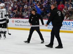 Pelatih sementara Kings DJ Smith terkena pecahan kaca saat piring di belakang bangku cadangan Los Angeles pecah di Game 2