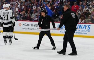 Pelatih sementara Kings DJ Smith terkena pecahan kaca saat piring di belakang bangku cadangan Los Angeles pecah di Game 2