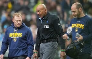 Wasit CB Bucknor meninggalkan pertandingan Rays-Brewers setelah terjadi pelanggaran pada masker wajahnya