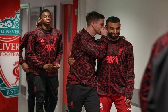 Andy Robertson berbicara dengan Mohamed Salah