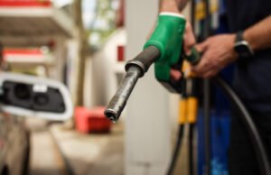 Senator komunis memperkenalkan rancangan undang-undang untuk memblokir harga bahan bakar dan gas