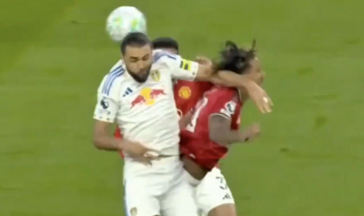 Dominic Calvert-Lewin menantang Leny Yoro Dominic Calvert-Lewin menantang Leny Yoro